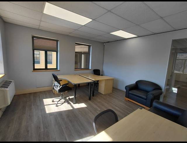160M² OFFICE TO LET IN LYME PARK